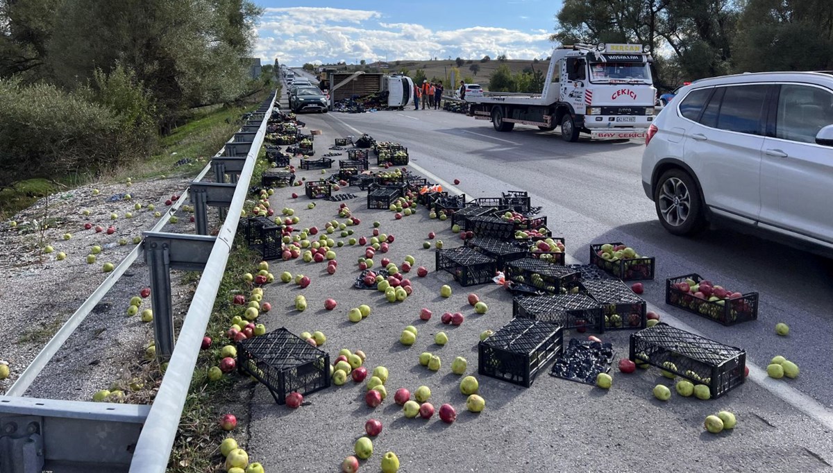 Samsun-Ankara kara yolu kitlendi: Yere elmalar saçıldı Samsun-Ankara kara yolu kitlendi: Yere elmalar saçıldı