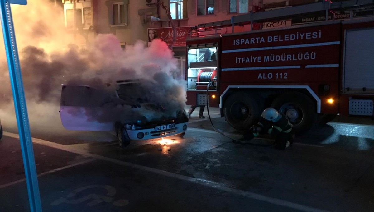 Isparta’da park halindeki otomobil yandı