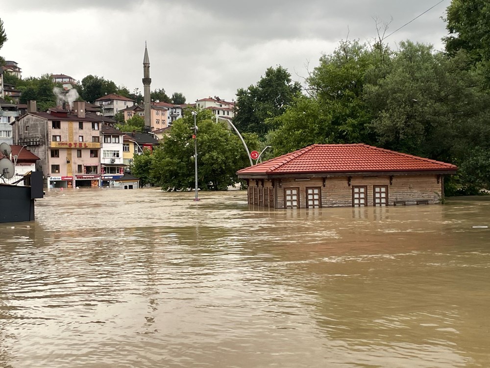 Karadeniz'i sel vurdu: Dereler taştı, yollar göle döndü, evleri su bastı - 12