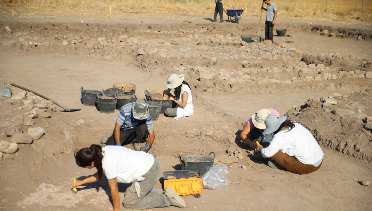 Domuztepe'de 7 bin 450 yıllık 3 silo ve damga mühürler bulundu Domuztepe'de 7 bin 450 yıllık 3 silo ve damga mühürler bulundu