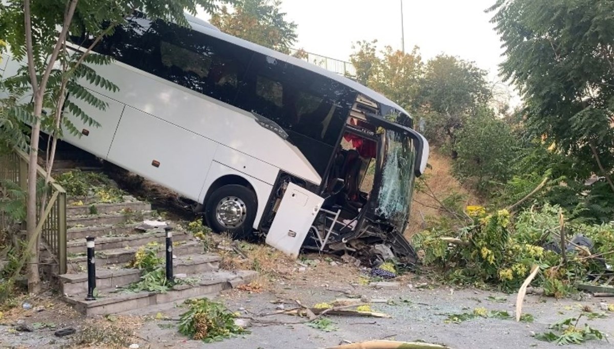 Maltepe’de servis otobüsü kaza yaptı