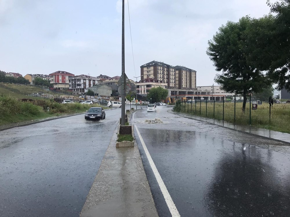 İstanbul'da şiddetli yağış: Yollar göle döndü, boğaza çamurlu su aktı - 22