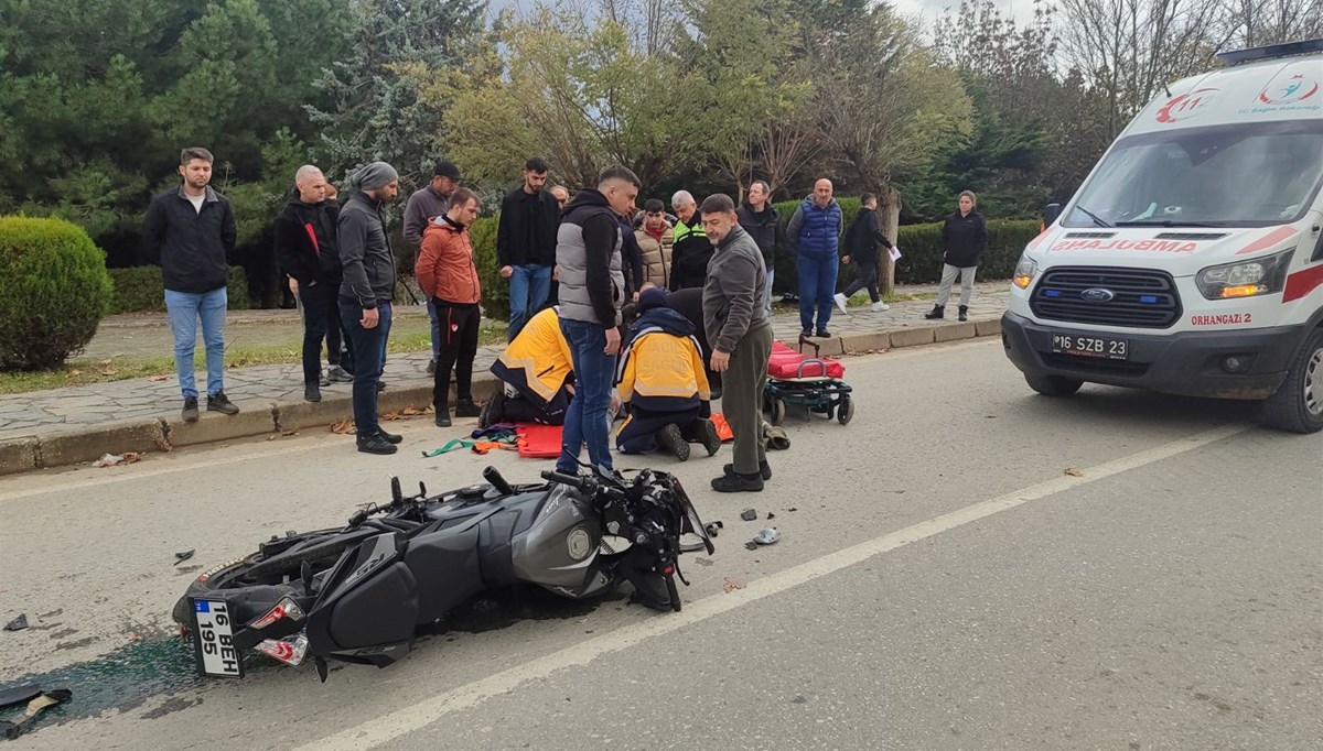 Motosiklet taksiye çarptı: 1’i ağır 2 yaralı