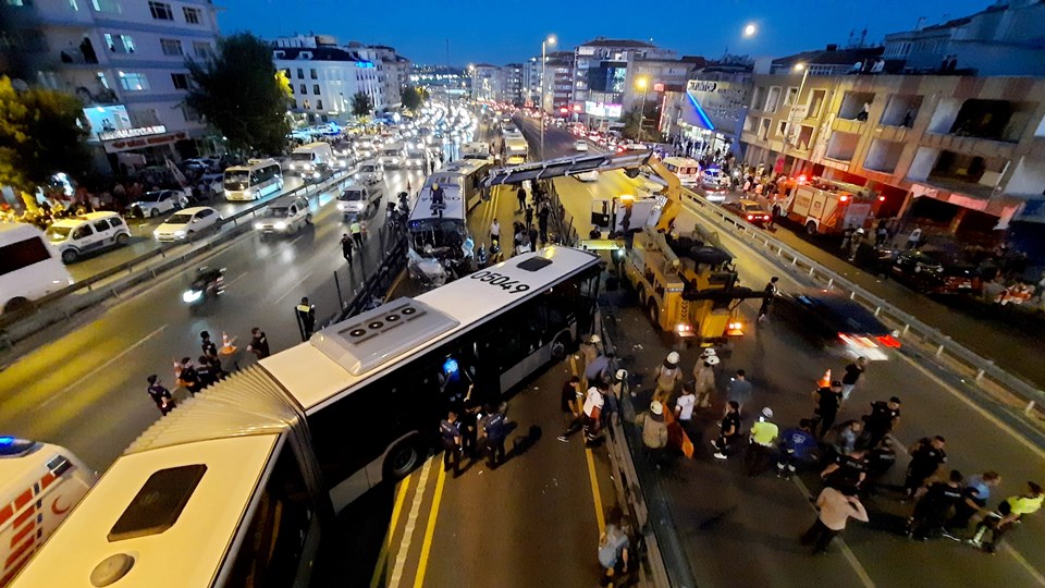 SON DAKİKA HABERİ: Avcılar'da iki metrobüs kafa kafaya çarpıştı - 1
