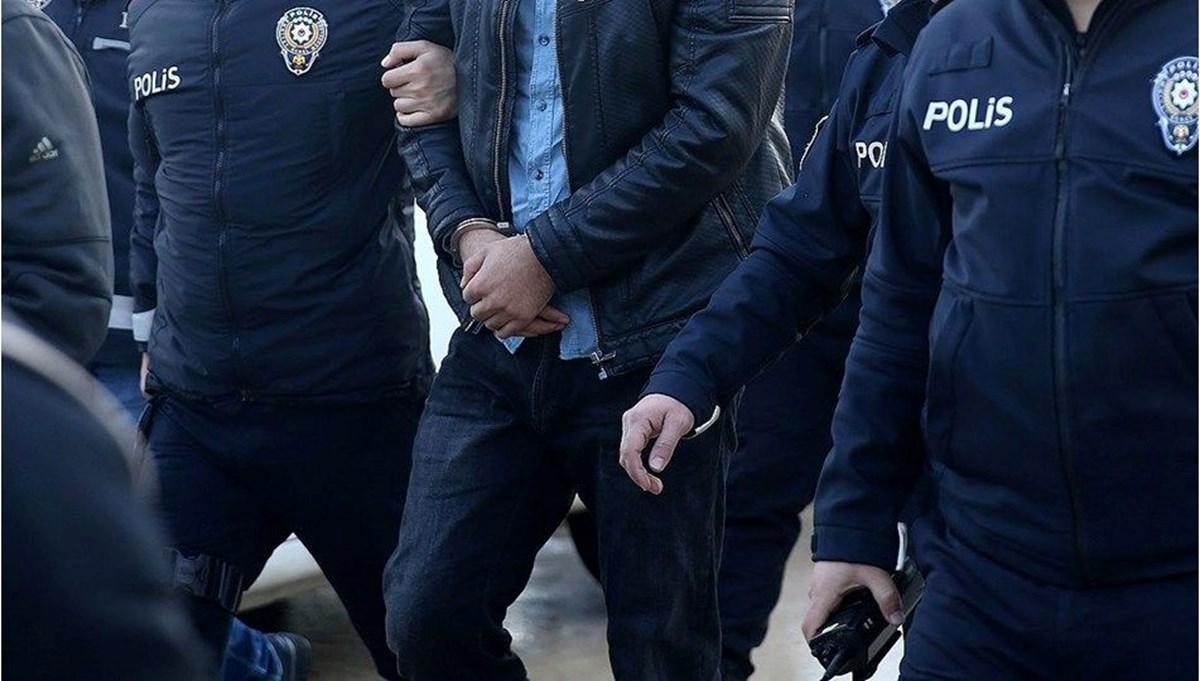Adana'da 8 tabanca ve çok sayıda uyuşturucu ele geçirdi Adana'da 8 tabanca ve çok sayıda uyuşturucu ele geçirdi