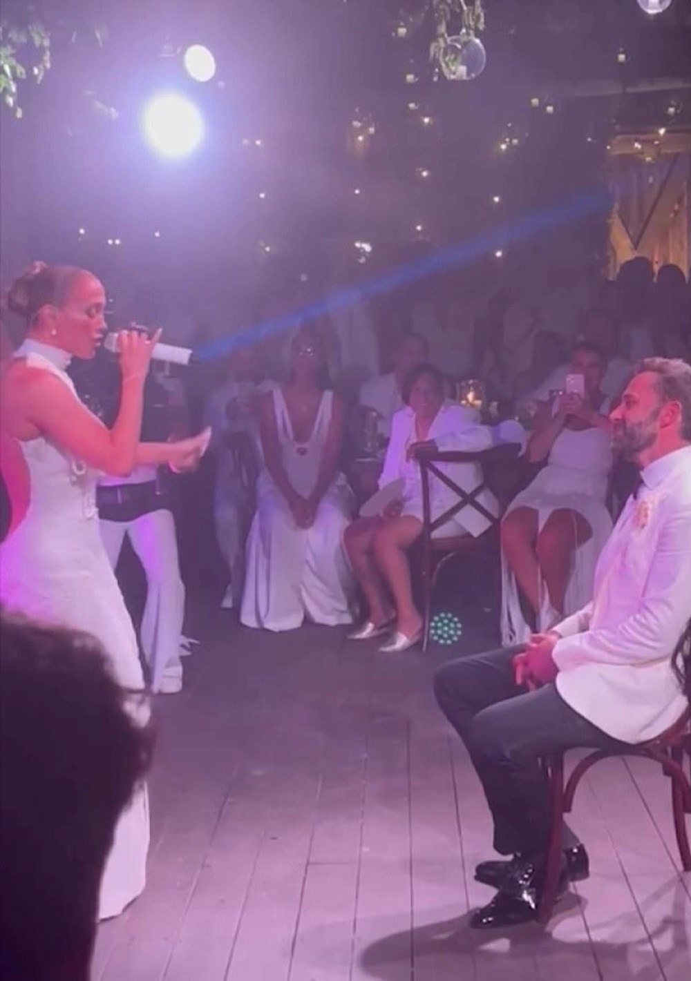Jennifer Lopez i jep serenat Ben Affleck-ut në dasmë