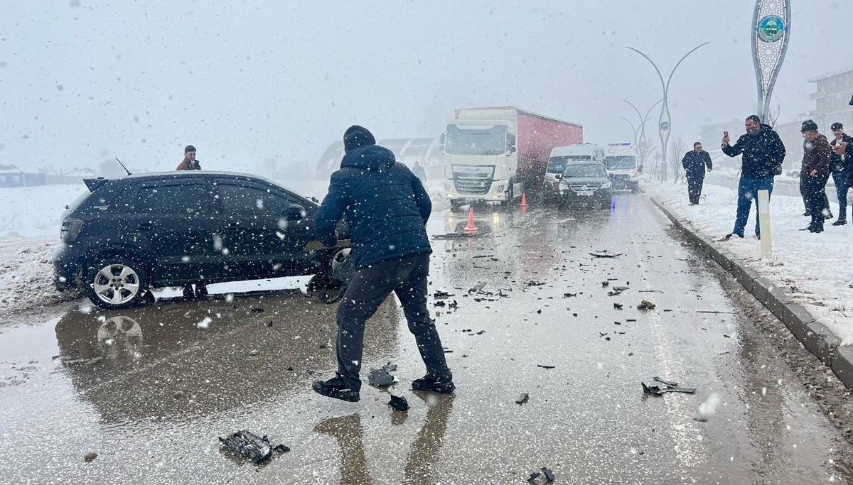 Kayganlaşan yolda kaza: 2 yaralı