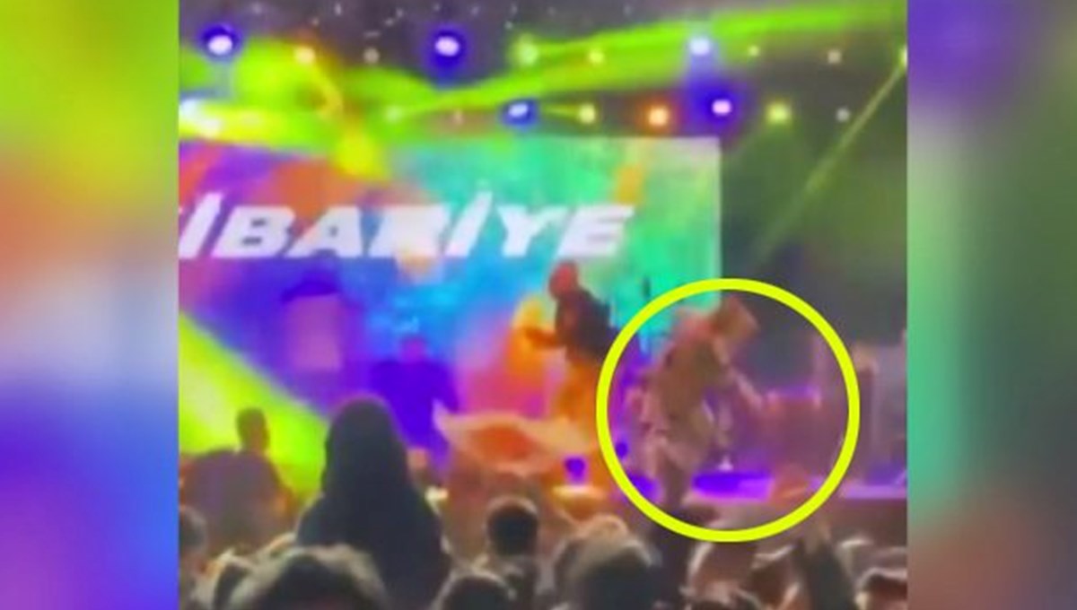 Konserde sahneden düşen Kibariye hastaneye kaldırıldı Konserde sahneden düşen Kibariye hastaneye kaldırıldı