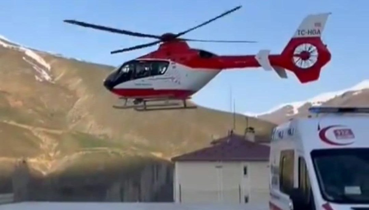 Van’da ambulans helikopter 'solunum sıkıntısı' olan hasta için havalandı Van’da ambulans helikopter 'solunum sıkıntısı' olan hasta için havalandı