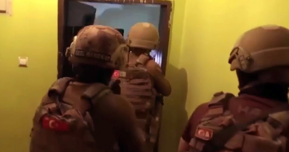 Polis dolandırıcıları tek tek yataklarından aldı - 1