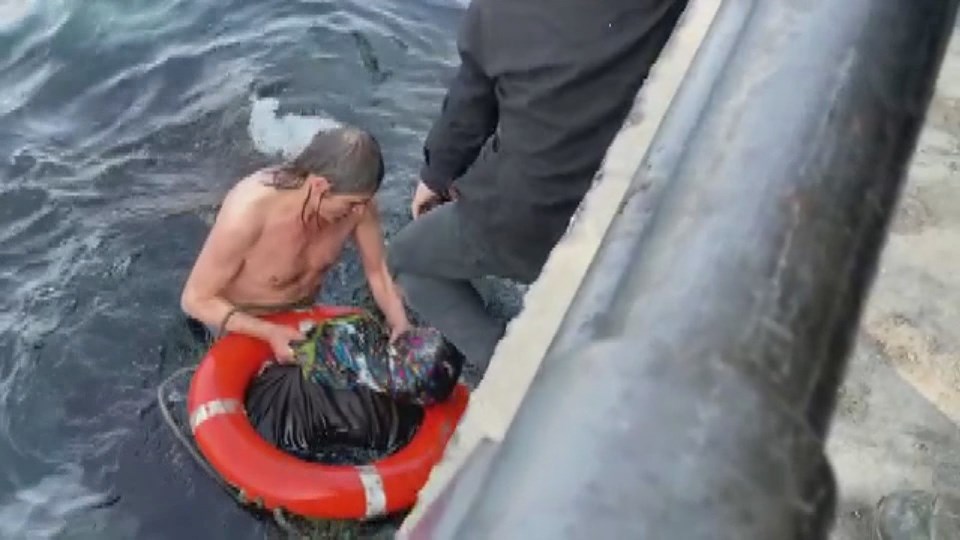 Üsküdar'da denize düşen kadın kurtarıldı - 2