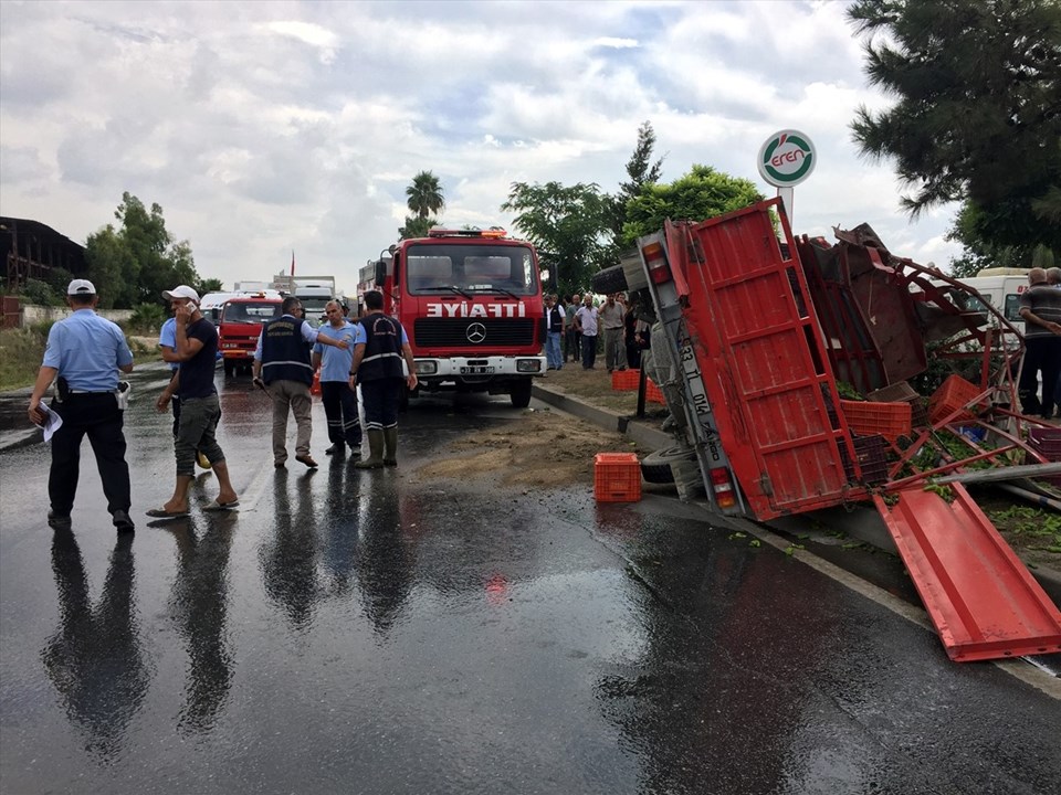 Tarım işçilerini taşıyan kamyonet TIR'a çarptı: 3 ölü, 5 yaralı - 2