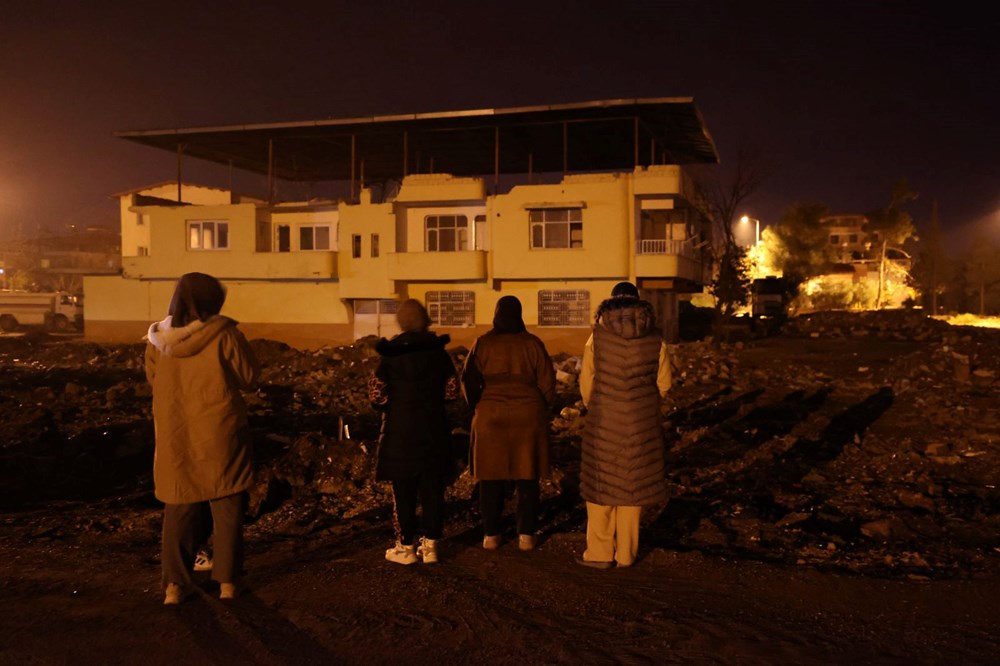 Depremzedeler 6 Şubat'ın yıl dönümünde geceyi sokaklarda geçiriyor - 10
