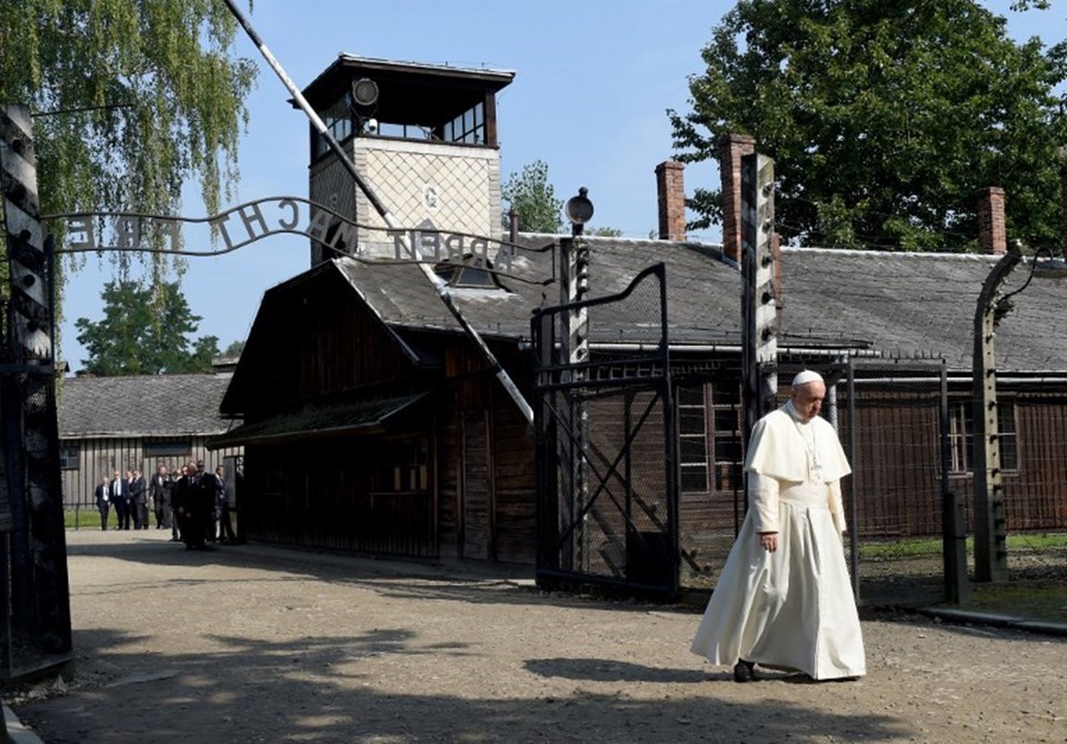 Auschwitz'i ziyaret eden Papa'dan mülteci mesajı - 1