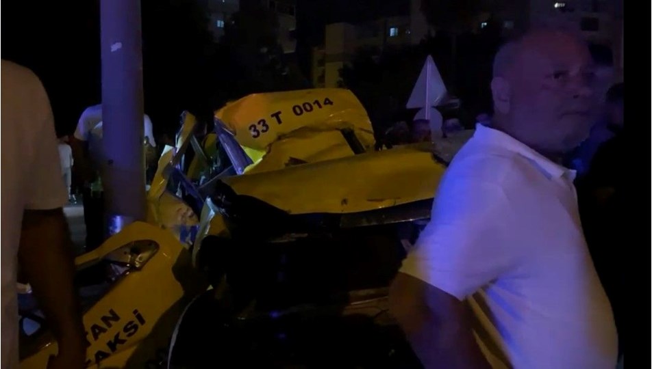 Taksi elektrik direğine çarptı: 2 ölü