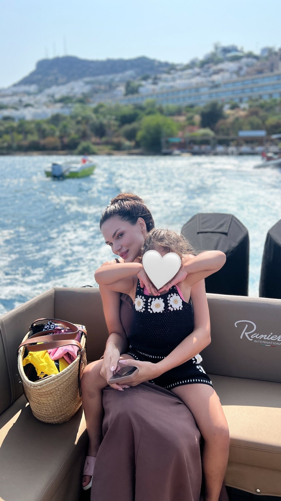 Almeda Abazi'den kızıyla tatil pozu - 1