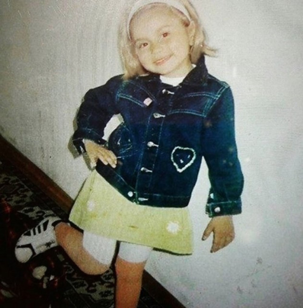 Su Burcu Yazgı Coşkun'dan nostaljik kare (Ünlülerin çocukluk ve gençlik halleri) - 652