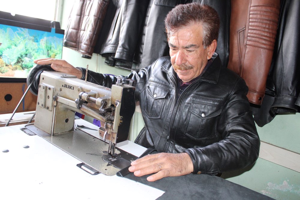 66 Yaşındaki Sanatkarın Ellerinde Ham Deri Sanata Dönüşüyor: Meslek Aşkıyla Yaratılan Eserler 72 vzGY2creGk2TcwBWGwXP4w