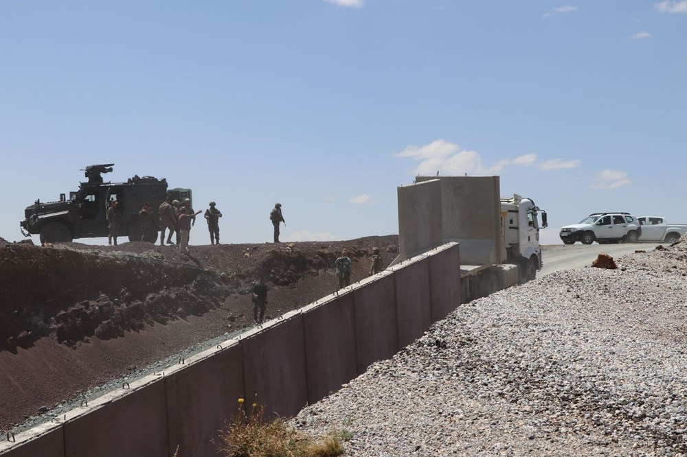 İran sınırında kaçak geçişleri engellemek için beton duvar örülüyor - 18