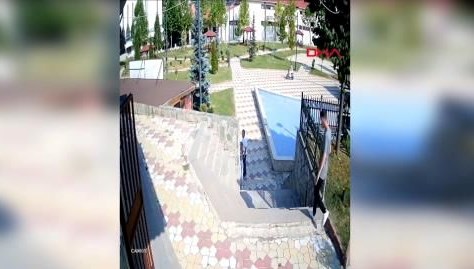 Muhtar, parktaki uyardığı kişi tarafından bıçaklandı