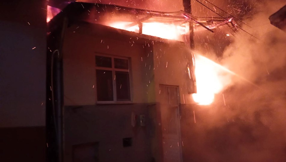 Yangında üç ev kullanılamaz hale geldi