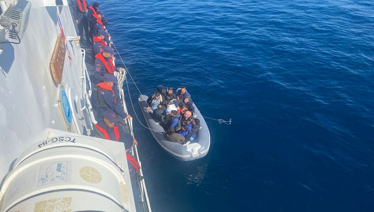 İzmir açıklarında 43 göçmen kurtarıldı İzmir açıklarında 43 göçmen kurtarıldı