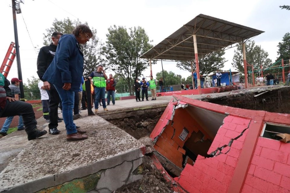 Meksika’da bir bina yolda oluşan dev çukurun içine devrildi - 2