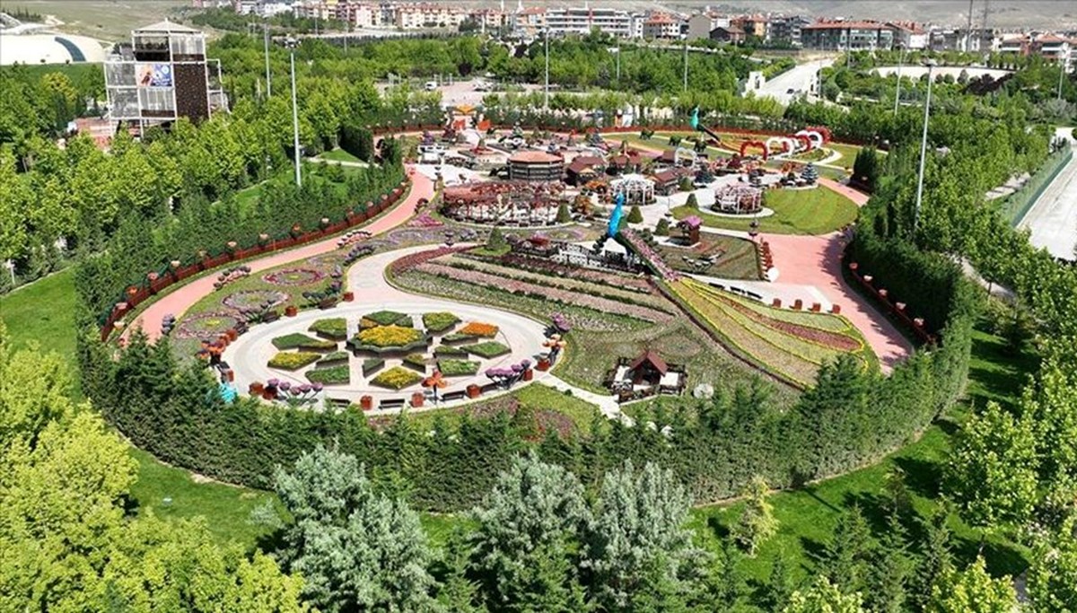 400 bin çiçeğin bulunduğu Konya'daki bahçe ziyarete açıldı 400 bin çiçeğin bulunduğu Konya'daki bahçe ziyarete açıldı