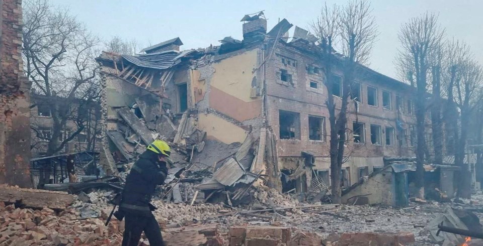Kurtarma ekipleri, Dnipro'da hava saldırısında hasar gören binada kurtarma çalışmalarına katıldı.