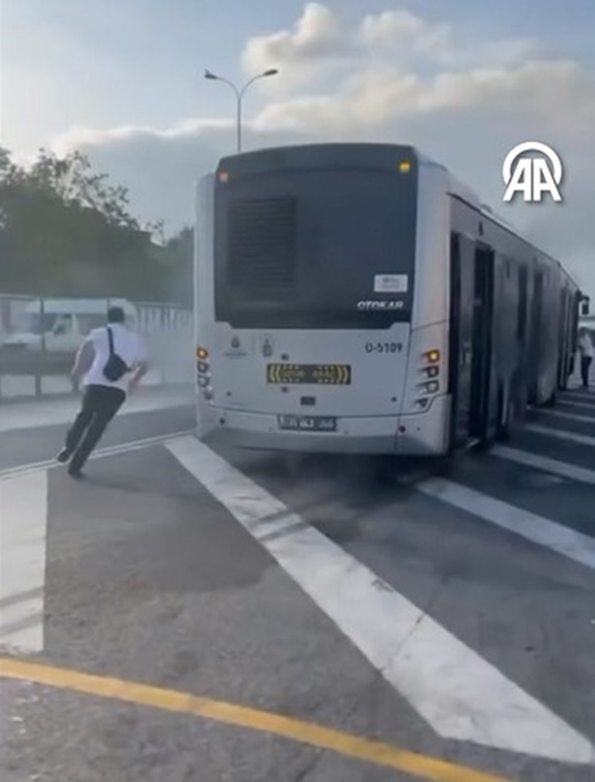 Metrobüste yangın paniği: Seferler bir süre aksadı