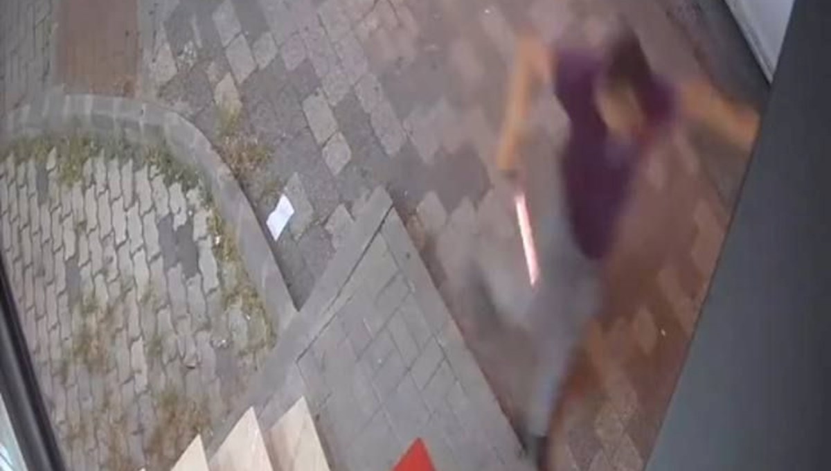 Eski çalışanını satırla kovaladı Eski çalışanını satırla kovaladı