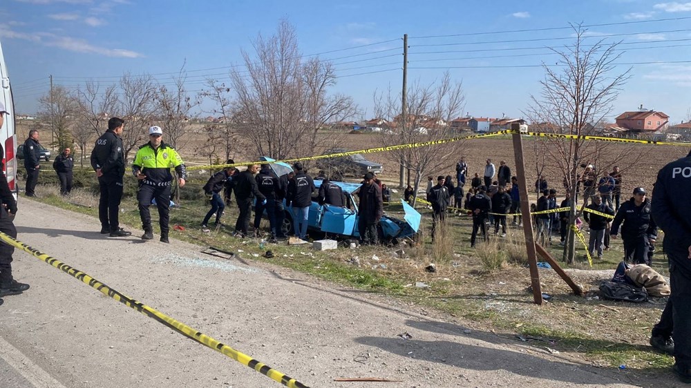 Otomobil otobüs durağına girdi: 4 ölü, 5 yaralı - 4