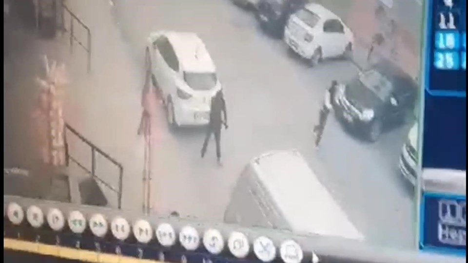 İstanbul'da sokak ortasında uzun namlulu silahlarla saldırı - 1