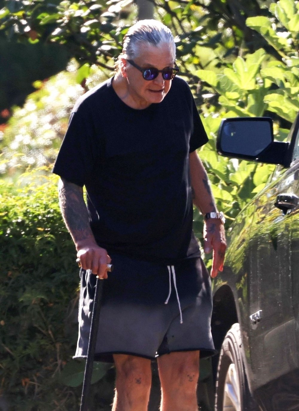 Parkinson'a yakalanan Ozzy Osbourne bu kez bastonla - 2