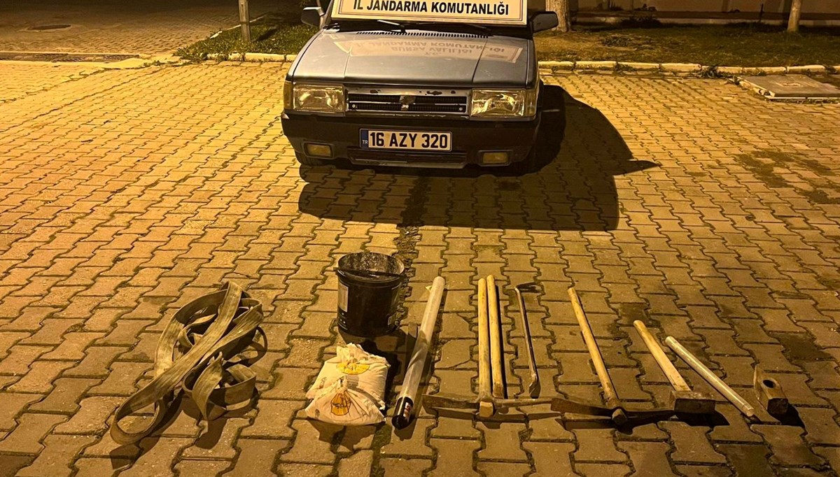 Bursa'da kaçak kazı yaparken suçüstü yakalanan 3 şüpheli tutuklandı Bursa'da kaçak kazı yaparken suçüstü yakalanan 3 şüpheli tutuklandı