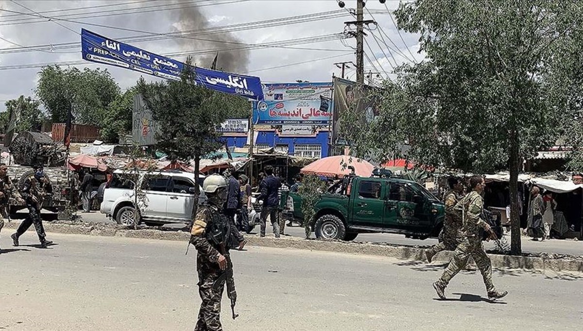 Afganistan'da camiye bombalı saldırı: En az 12 ölü