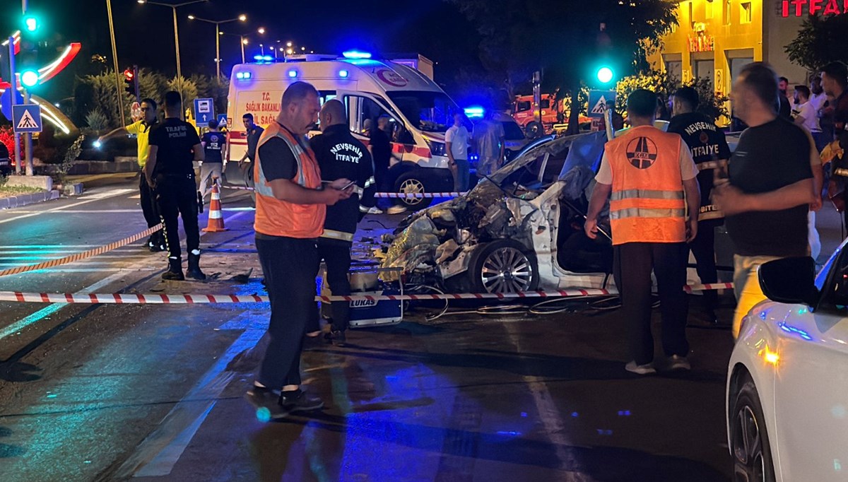 Nevşehir'de TIR'a çarpan otomobildeki 2 kişi öldü, 3 kişi yaralandı Nevşehir'de TIR'a çarpan otomobildeki 2 kişi öldü, 3 kişi yaralandı