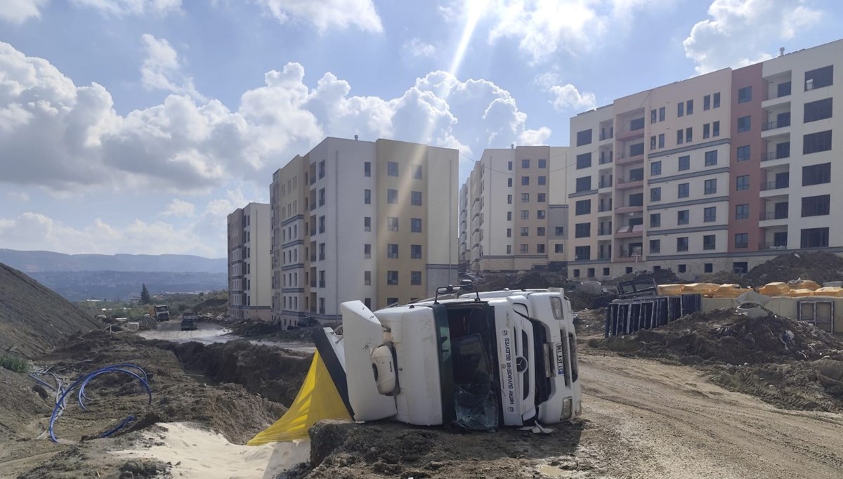 Kum yüklü kamyon devrildi