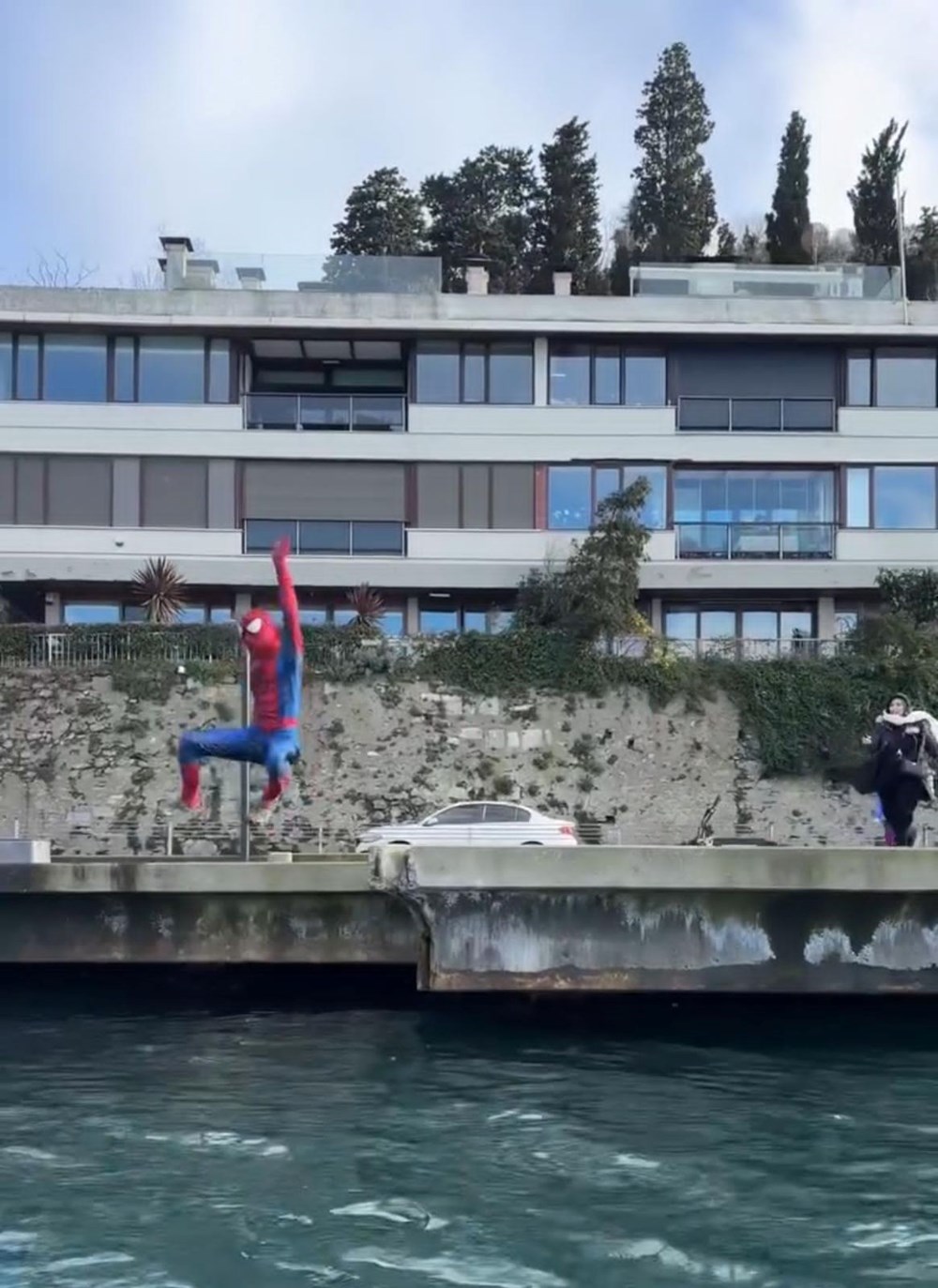 süper kahramanların beşik kıyısında beklenmedik tatili: Batman, sörfüne dalıyor, Spider-Man, scooter'la sokakları arşınlıyor 75 w3qFjR3mIkCzz9PI4EiPsw