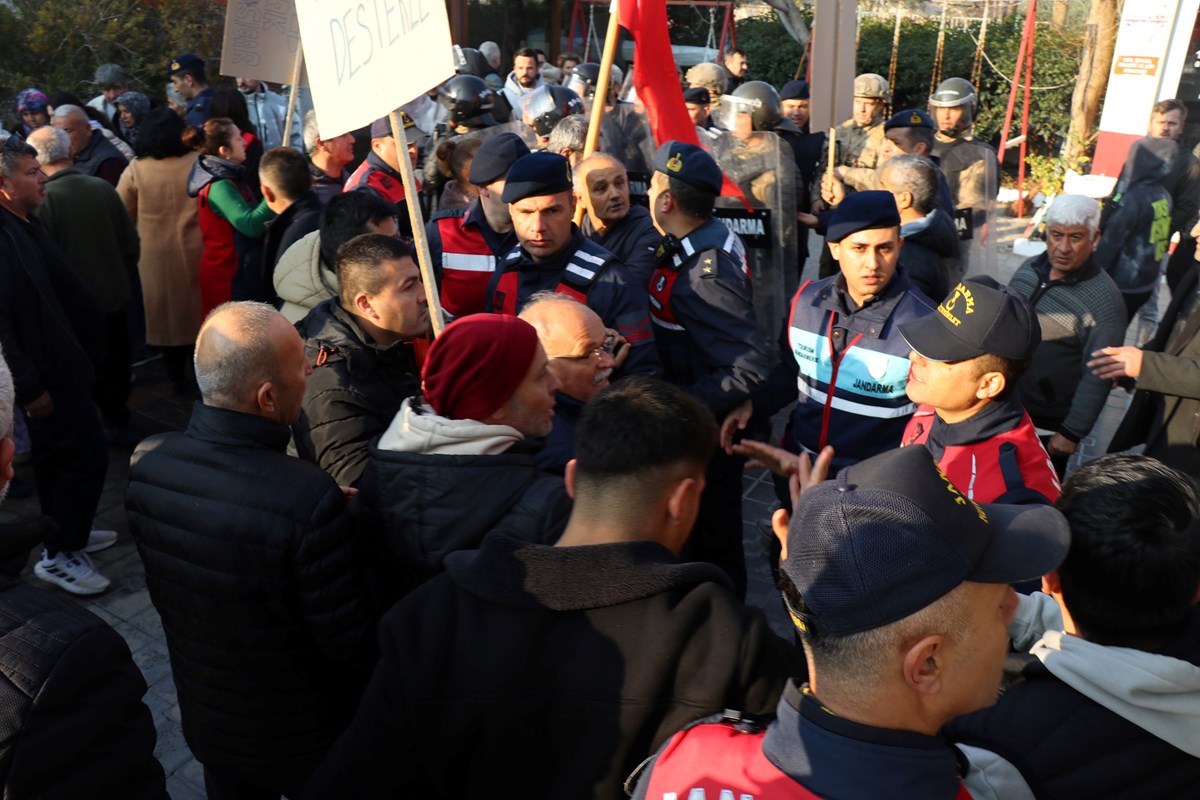 Bu esnada bazı işletmecilerle görevliler arasında kısa süreli arbede yaşandı. Bu esnada bazı işletmecilerle görevliler arasında kısa süreli arbede yaşandı.