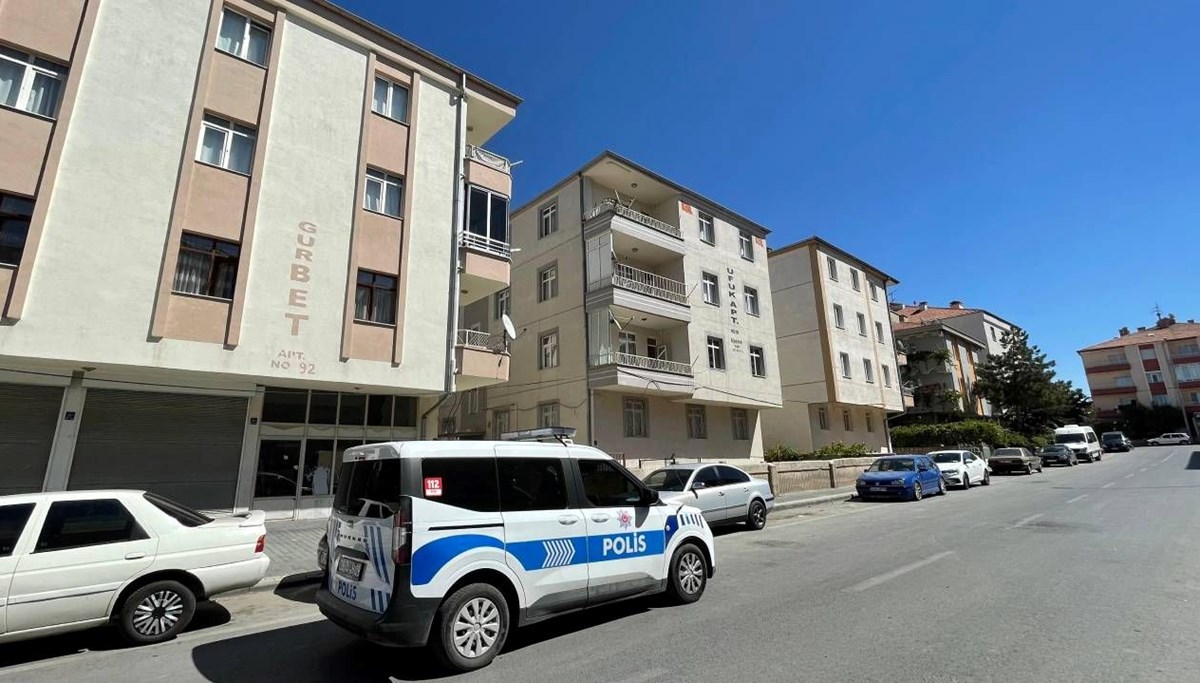 Arkadaşının evinde bıçaklandı