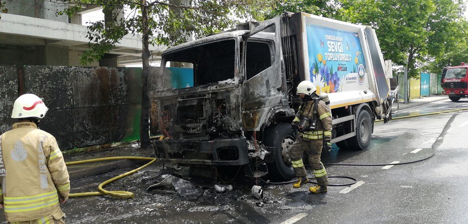 Seyir halindeki çöp kamyonu alev alev yandı - 3