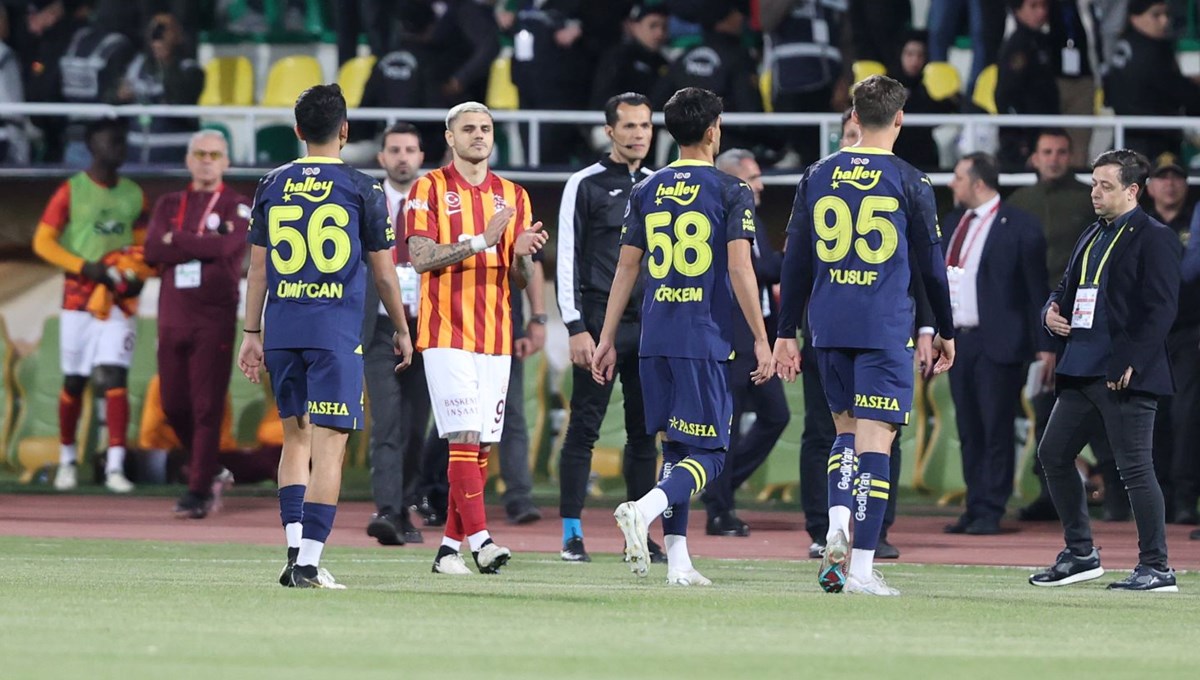 Icardi'den Fenerbahçeli futbolculara alkış Icardi'den Fenerbahçeli futbolculara alkış