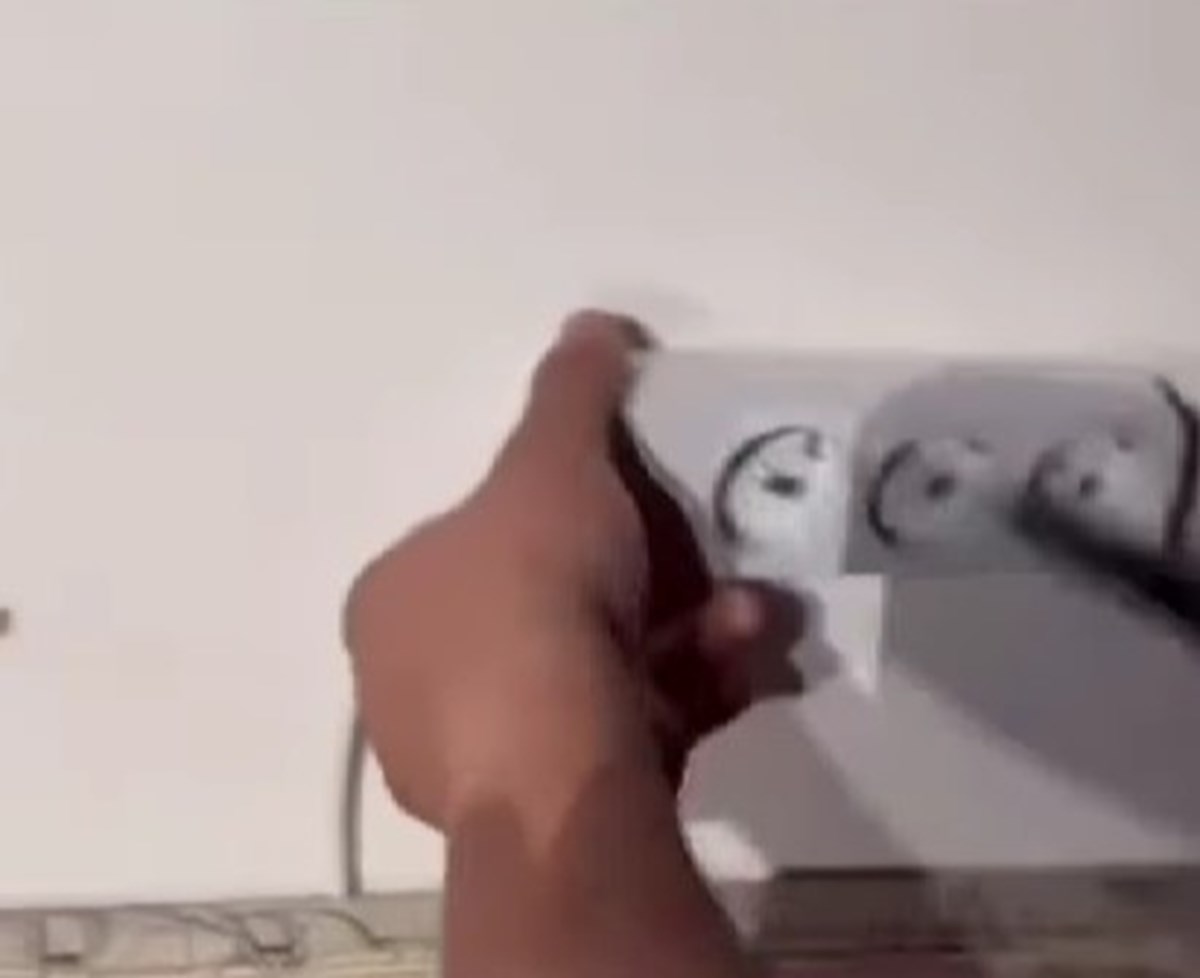 İçinden kamera düzeneği çıkan priz İçinden kamera düzeneği çıkan priz