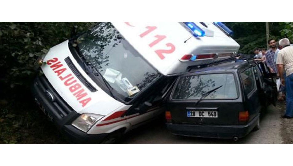 Ambulans devrildi hasta evde öldü