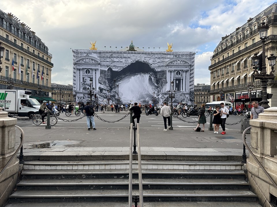 Paris'teki ünlü Palais de Garnier opera binasının dış cephesi illüstrasyonlarla kaplandı - 1