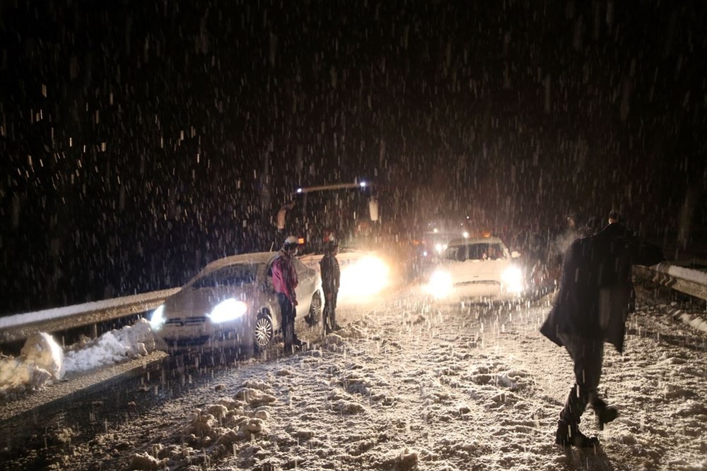 Sivas-Tokat karayolu yoğun kar yağışı dolayısıyla trafiğe kapandı - 2