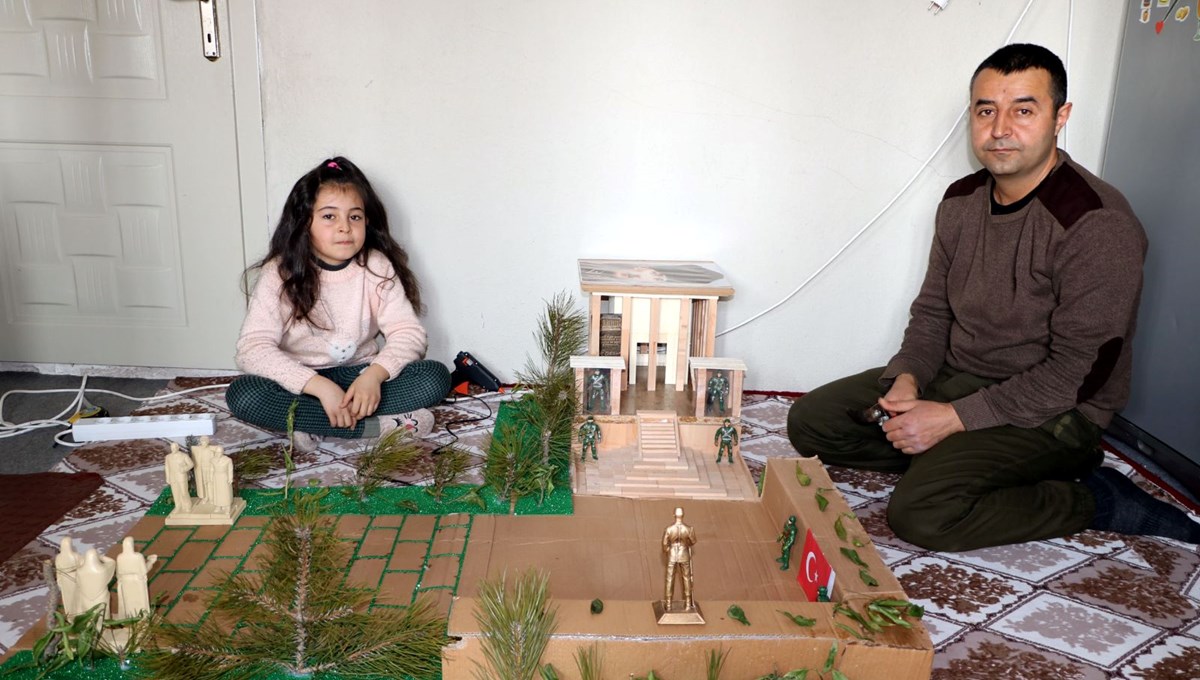 Hakkari'de kızı için kardan Anıtkabir yapan baba bu kez ahşaptan yaptı