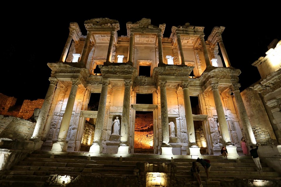 Efes Antik Kenti'nde gece müzeciliği başlıyor - 1