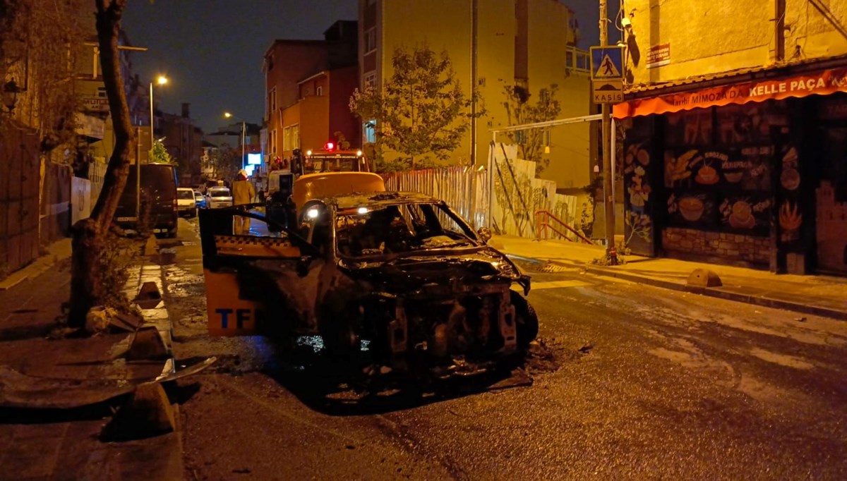 Fatih'te, seyir halindeki taksi alev alev yandı Fatih'te, seyir halindeki taksi alev alev yandı